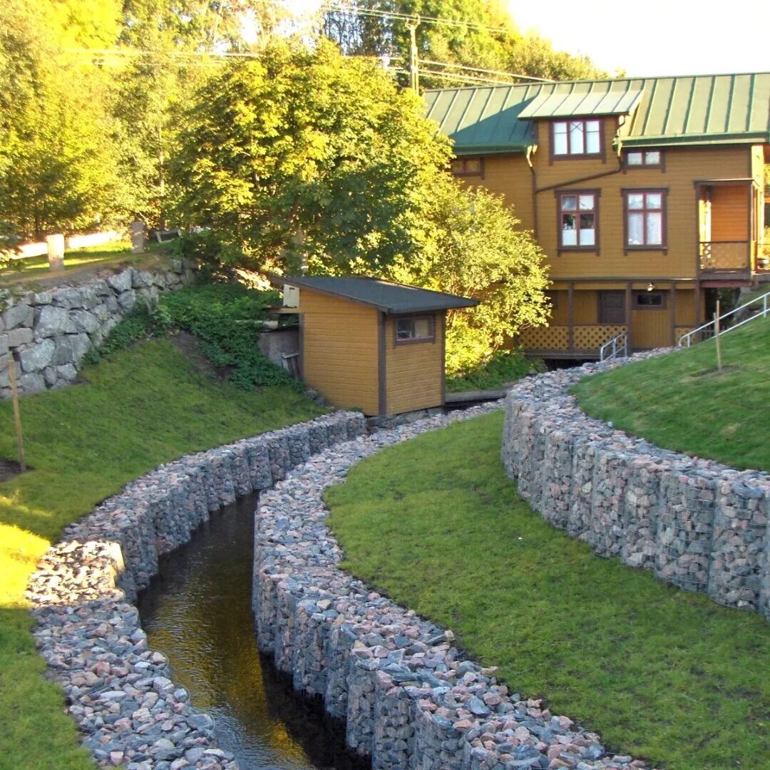 Торец участка. Пласты, кромки, ребра, торцы. Габионы водоотводная канава. Озелененная отмостка. Ландшафтное террасирование склонов.