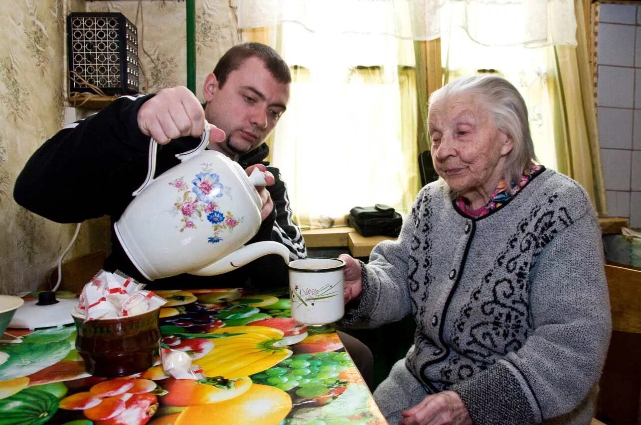 Помощь социального работника на дому. Соц работник. соцработник на дому. пожилой человек и социальный работник. социальный работник на дому.