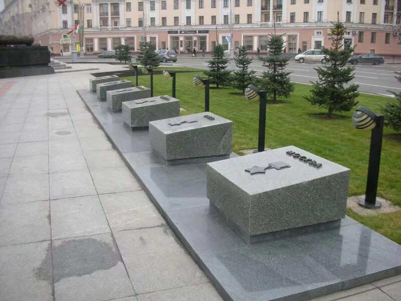 Могила неизвестного солдата москва и аллея городов героев. Земля городов героев. Капсулы с землей городов героев. Город герой новороссийск у кремлевской стены. Александровский сад москва аллея городов героев.