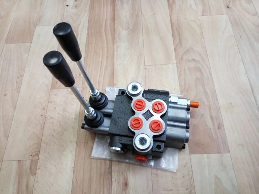 Распределитель гидравлический 10012970 liebherr. Гидрораспределитель двухсекционный для т-25. Распределитель 2р80. Гидрораспределитель 2р80-1а1а1 gkz1. Гидрораспределитель 2-х секционный 2р 80.