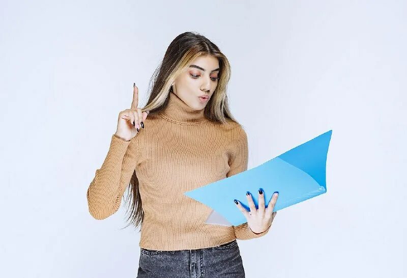 Девушка с письмом в руках. Paper woman. Человек с белым листом. Paper woman. Paper woman.