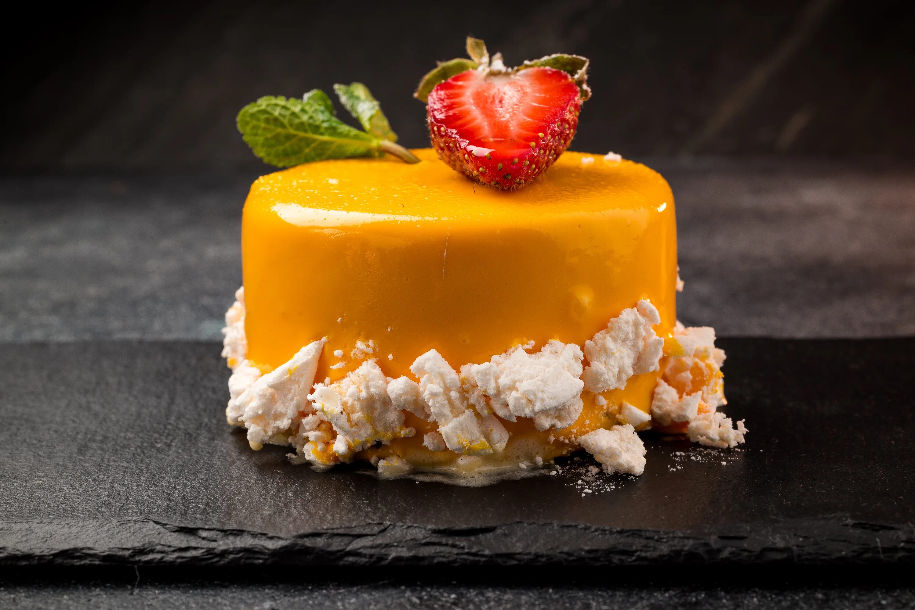 птифуры наполеон. первые десерты. птифур захер. французская кухня десерты. десерт с малиной.