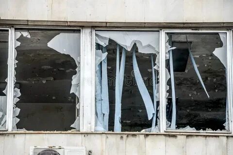 Бывший разбил окно