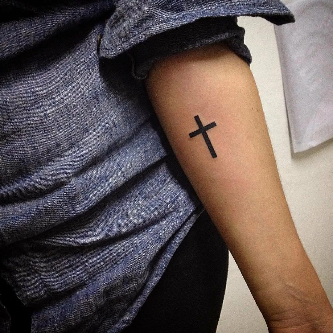 Татуировки на руку мужские маленькие. Маленькие тату. Тату крест. Маленькие Татуировки для мужчин. Тату крестик на руке.