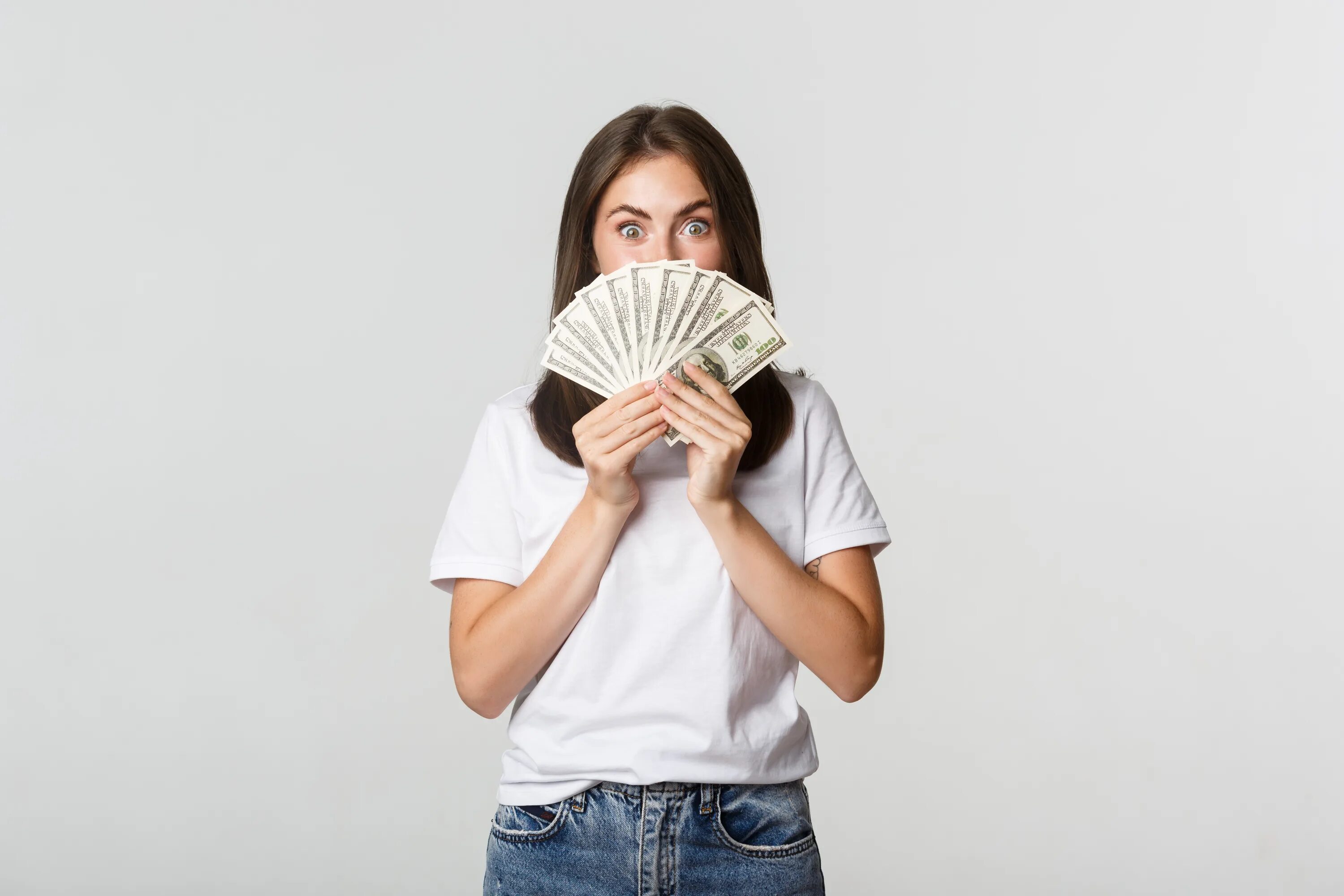 Money women отписаться. Девушка держит деньги. Человек держит купюры. Доходы девушка фото. Девушки с деньгами в руках улыбается.