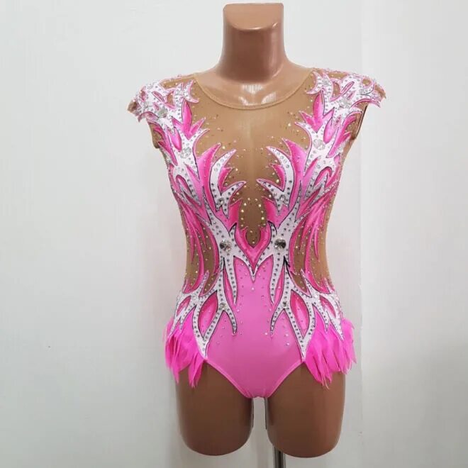 Белый купальник для художественной гимнастики 2022. Купальники для художественной гимнастики крамер. Розовый купальник для художественной. Яркий купальник для художественной гимнастики. Купальник для художественной гимнастики 2023.