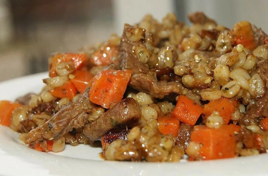Перловка с мясом свинины. Перловка с говядиной. перловая с мясом. перловка с мясом. перловка с говядиной и овощами.