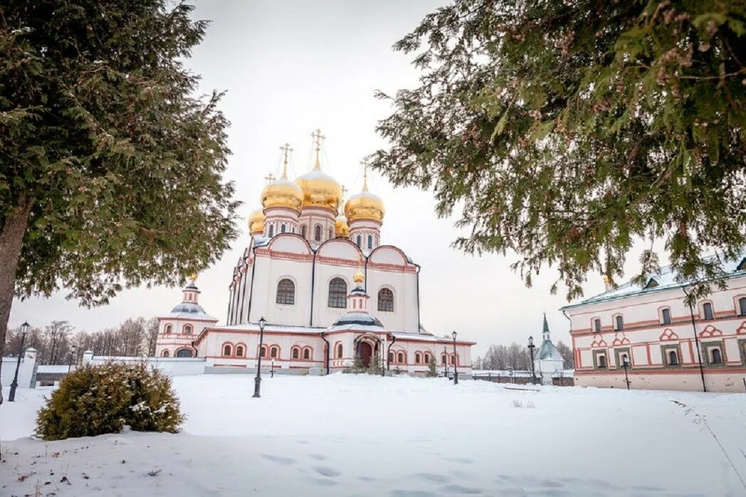 Мужской монастырь новгородская область. Иверский Святоозерский монастырь. Иверский Валдайский Богородицкий Святоозерский мужской монастырь. Валдайский Иверский монастырь Новгородская область. Валдайский Иверский мужской монастырь зима.