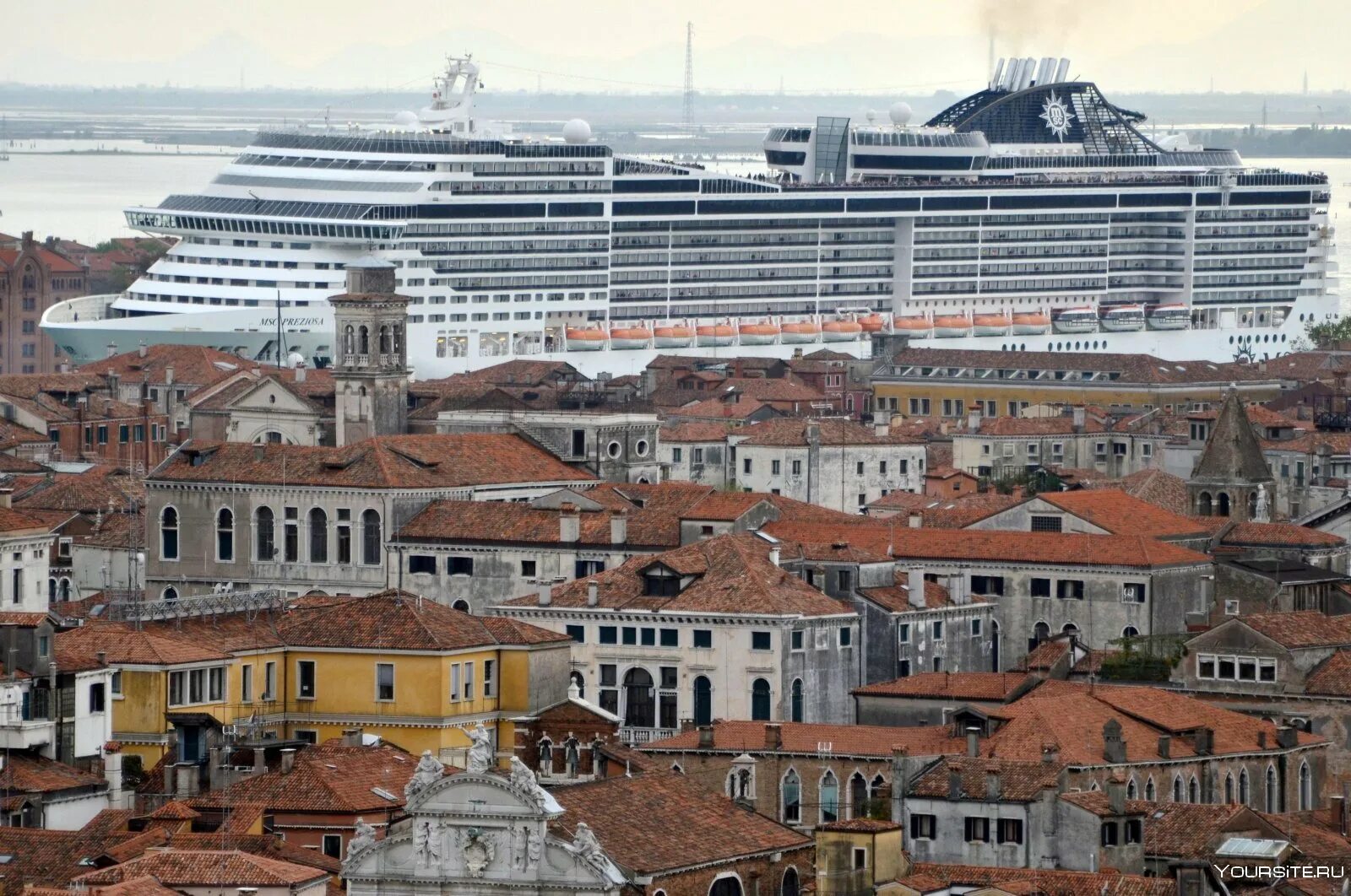 Круизный лайнер в венеции. Океанский лайнер в венеции. Лайнер заходит в порт. Морской порт венеция в италии. Msc magnifica 5 в венеции.