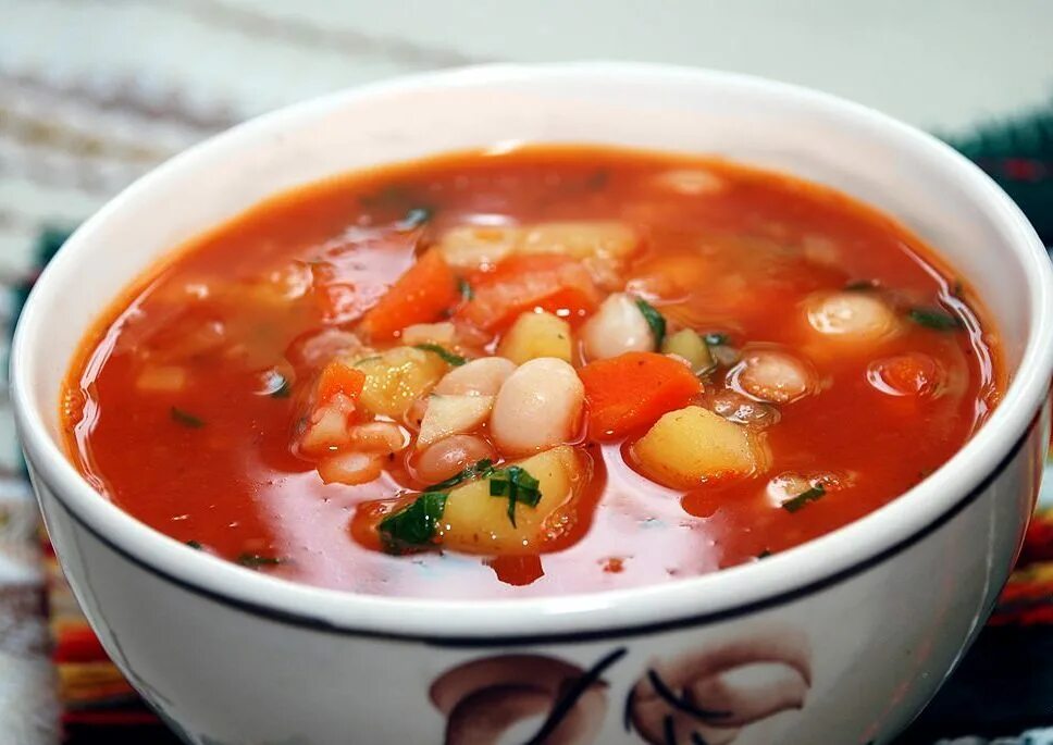 Суп с копченой фасолью. Томатно-фасолевый суп. Острый томатно-фасолевый суп. Суп фасолевый с томатной пастой. Суп фасулье.