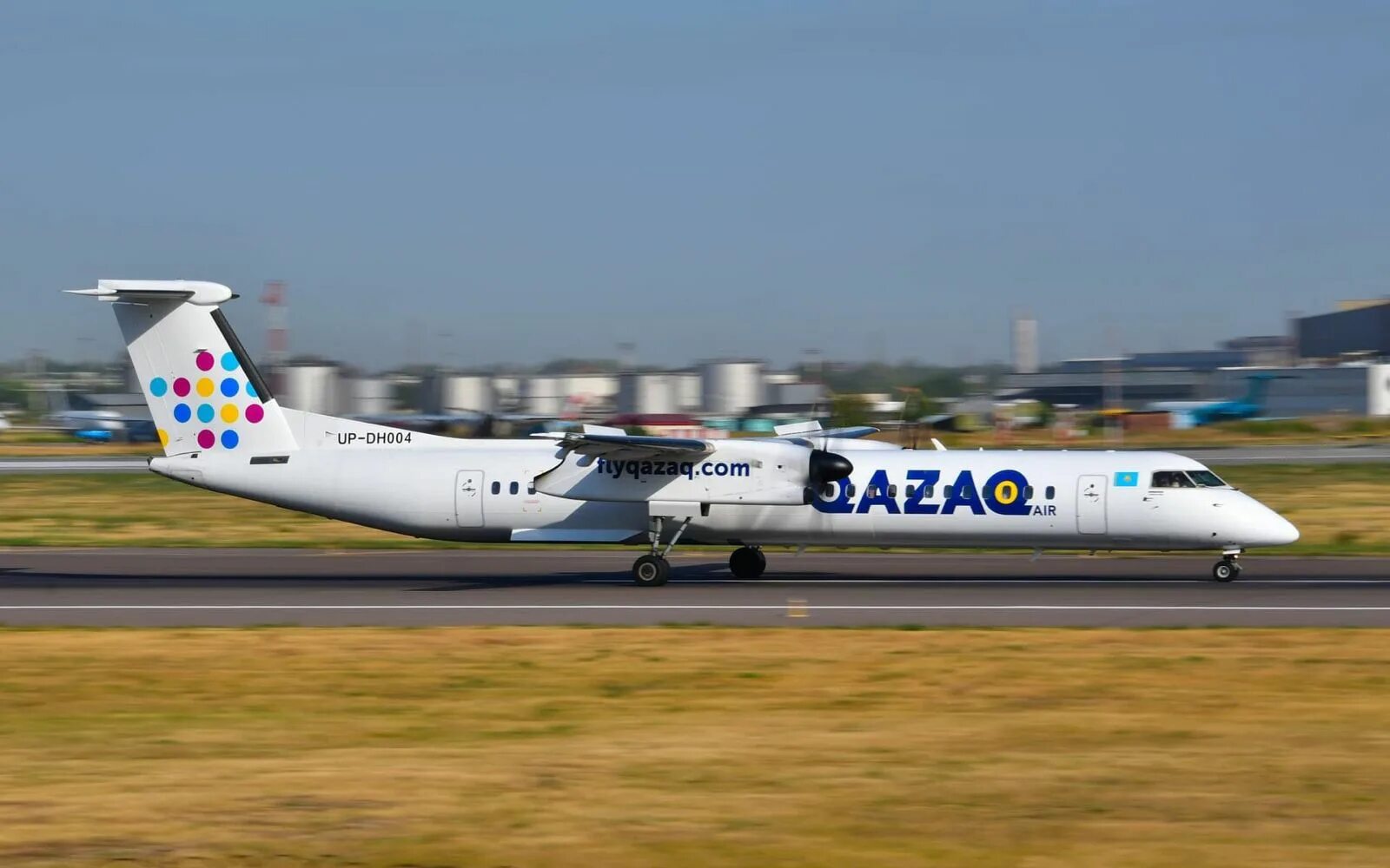 Усть каменогорск астана самолет. Авиакомпания Qazaq Air. Up-dh004 Bombardier Dash 8-400. Qazaq Air Новосибирск. Казак Эйр самолеты.