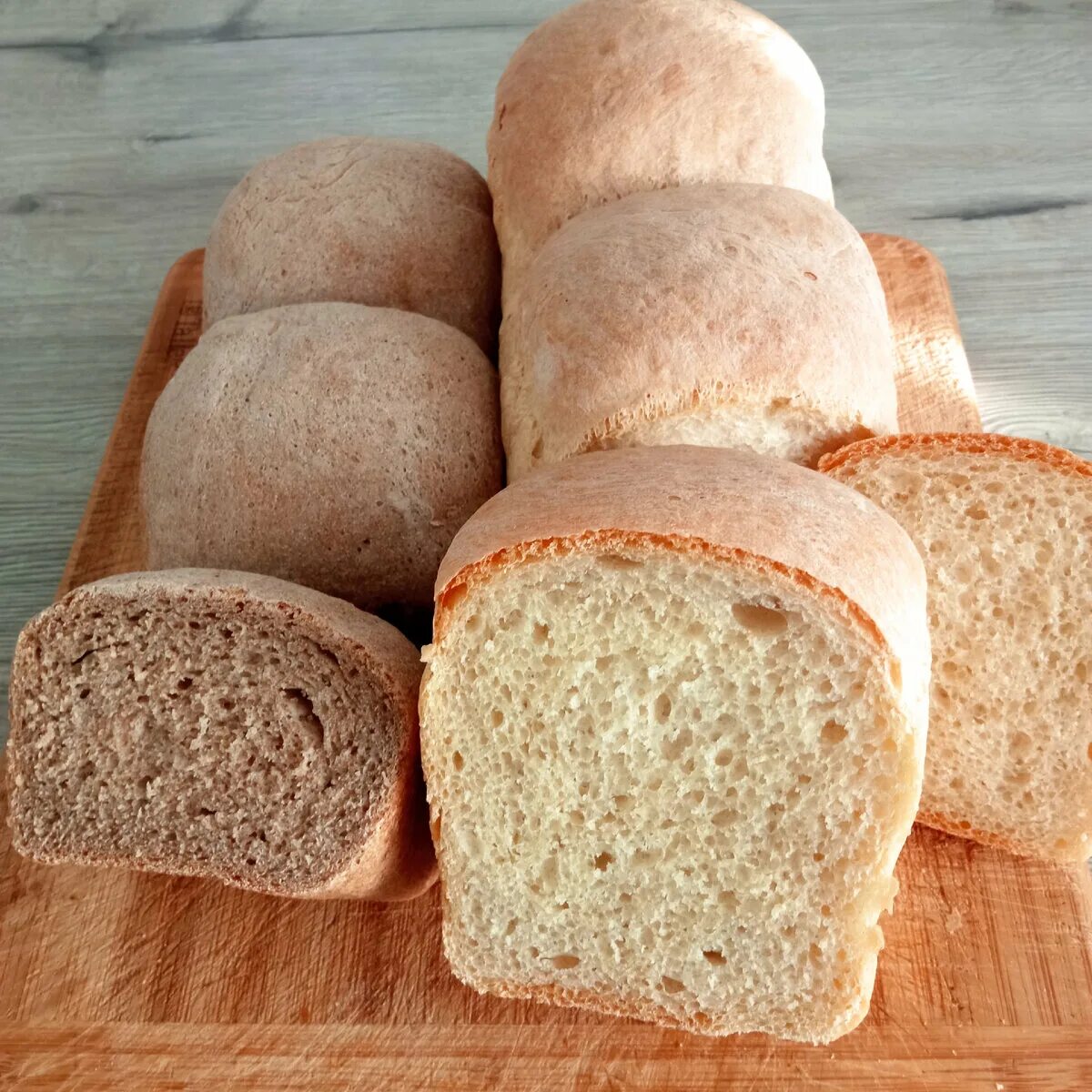 Серый хлеб. Круглый серый хлеб. Белый и серый хлеб. Ржаной хлеб. Пшеничное 1 рецепт