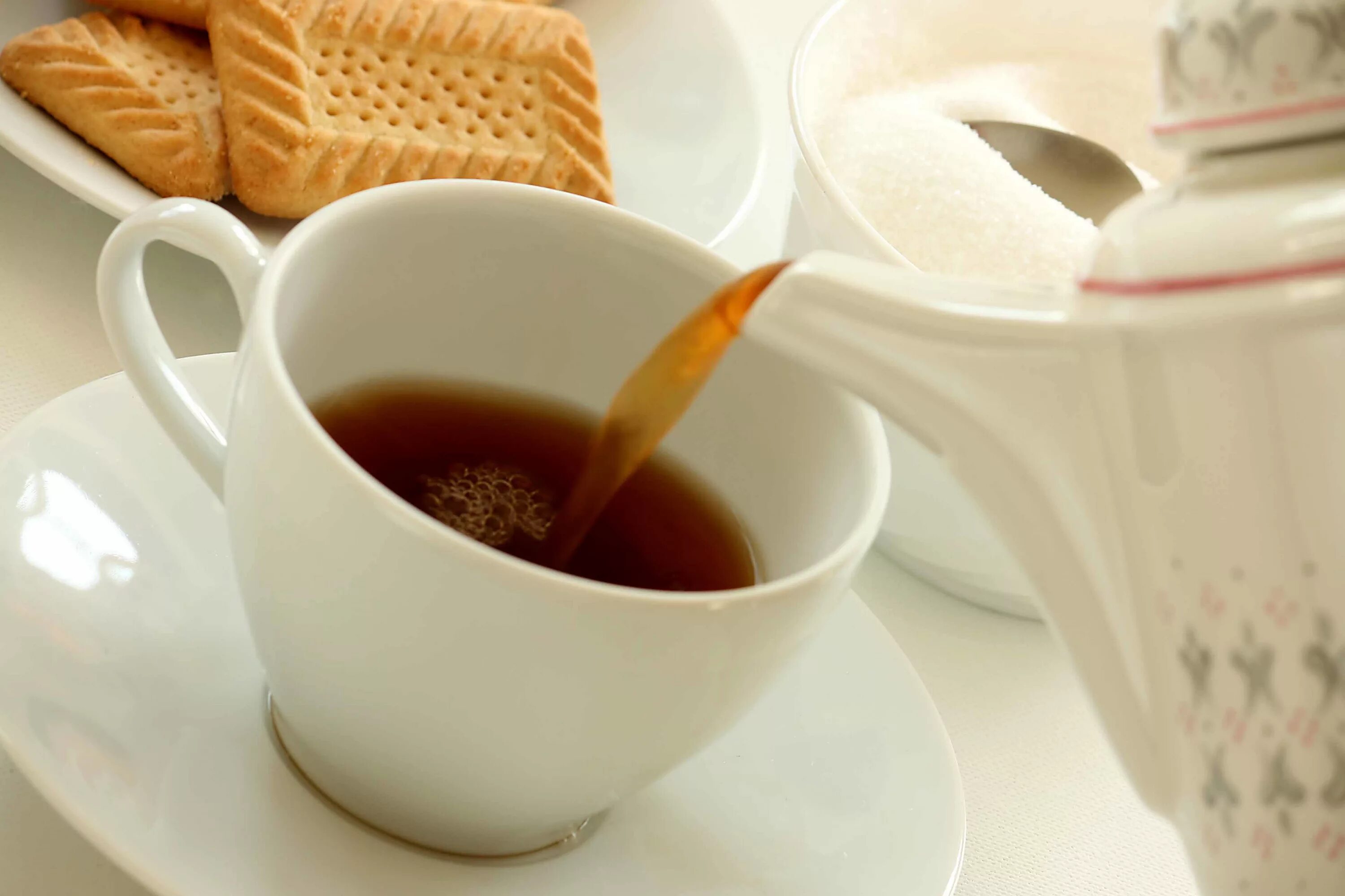 Чай с сахаром в пост пить можно. Чашка чая. Чашка чаю. Чай с печеньем. Чашка чая на столе.