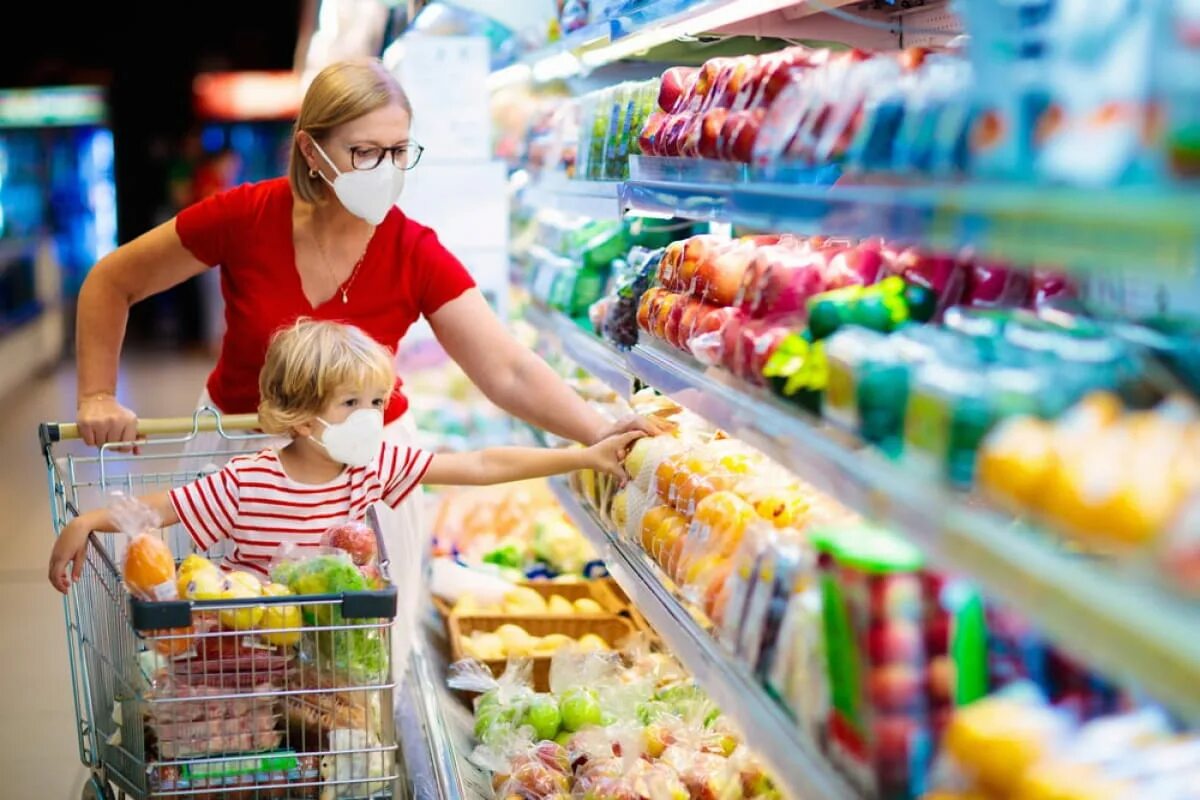 Поезжайте за продуктами. Супермаркет продукты. продуктовый магазин. покупатель в супермаркете. в магазин за продуктами.