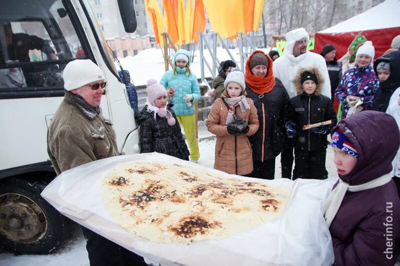 Огромный блин на Масленицу. Самый большой блин на Масленицу. Масленица Череповец. Журналисты на Масленице.