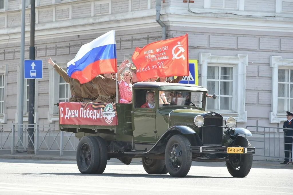 Флаг парк победы казань. Аурус на параде победы. Аурус на парад 9 мая. С днём победы 9 мая картинки. 9 мая номера.