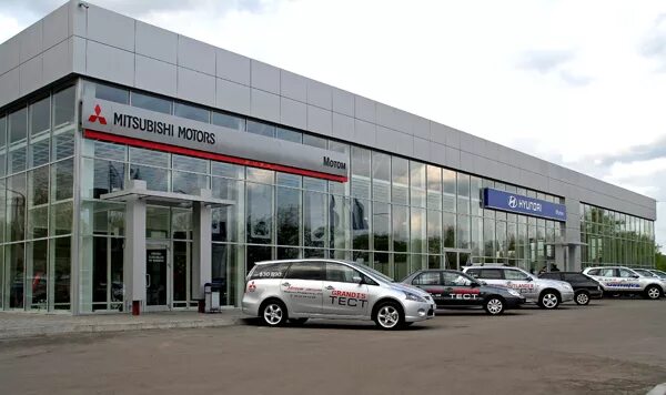 Автосалон Mitsubishi. Автосалон Хендай в Ульяновске. Мицубиси в автосалоне. Автосалон Hyundai Аэропортовская 4. Hyundai mitsubishi