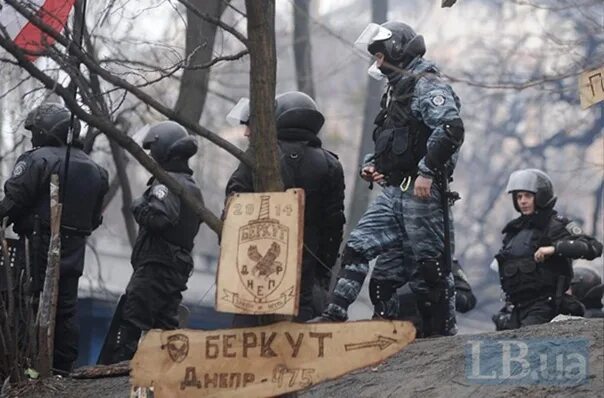 Украина 2014 Беркут на коленях.