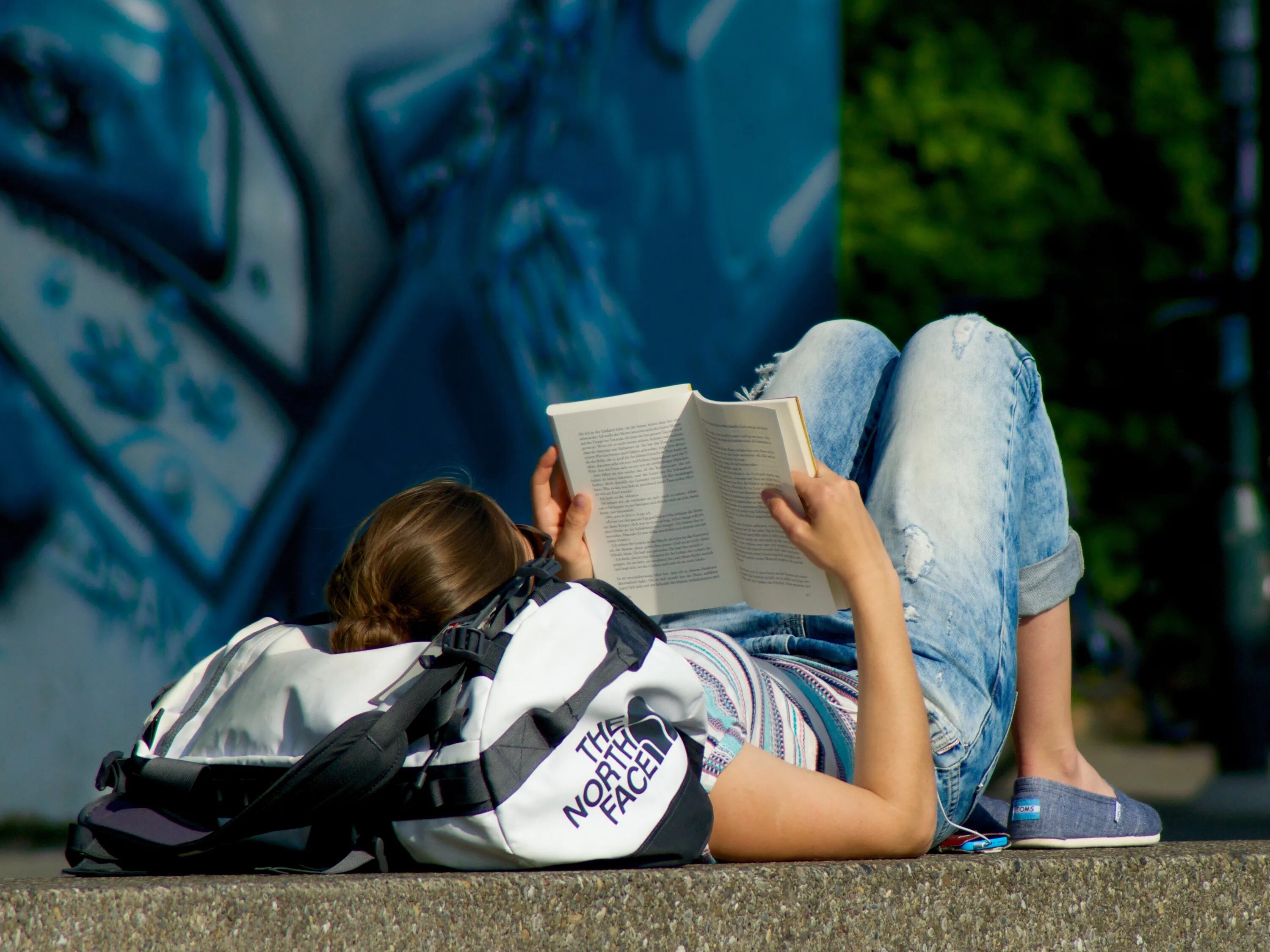 Читать лежа вредно лежа на горячем песке. Чтение лежа. Чтение подростки. Девушка с книжкой. Чтение в необычных местах.