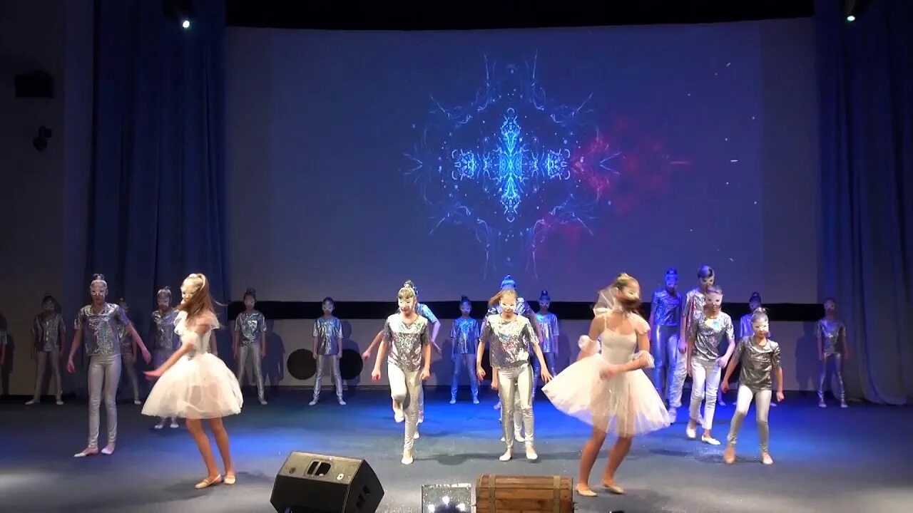 Буханова наталья костюм. Гжель снежная королева. Танец снежных королев. Балет снежная королева саратов. Балет снежная королева саратов.