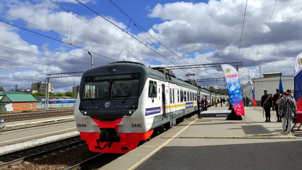 Электричка Рязань 1 Москва. Электропоезд Москва Рязань 1. Скоростная электричка Москва Рязань. Поезд в честь Сухарева Сергея. Туту электрички рязань