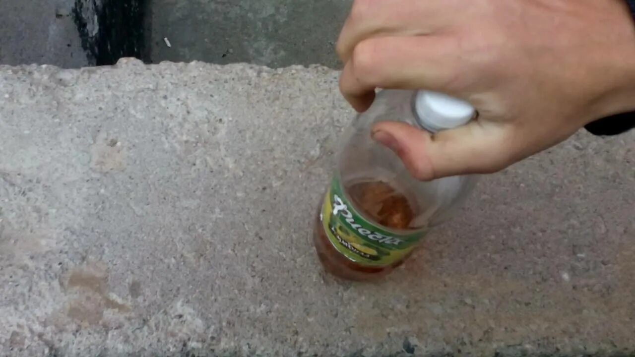 Как открыть бутылку натрия. Бутылка открывается. как открыть бутылку лимонада. как открыть бутылку если она не открывается. что делать если бутылка не открывается.