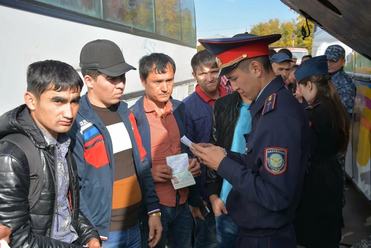 Миграционная полиция Казахстана. Миграционная полиция. Милиция и мигрант. Мигранты в Казахстане. Миграционный служба суд