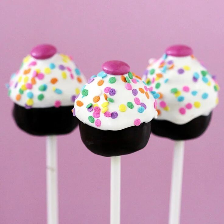 Необычные леденцы. Popcake. Маленькие сладости. Круглые пироженки на палочке. Лолипопс.
