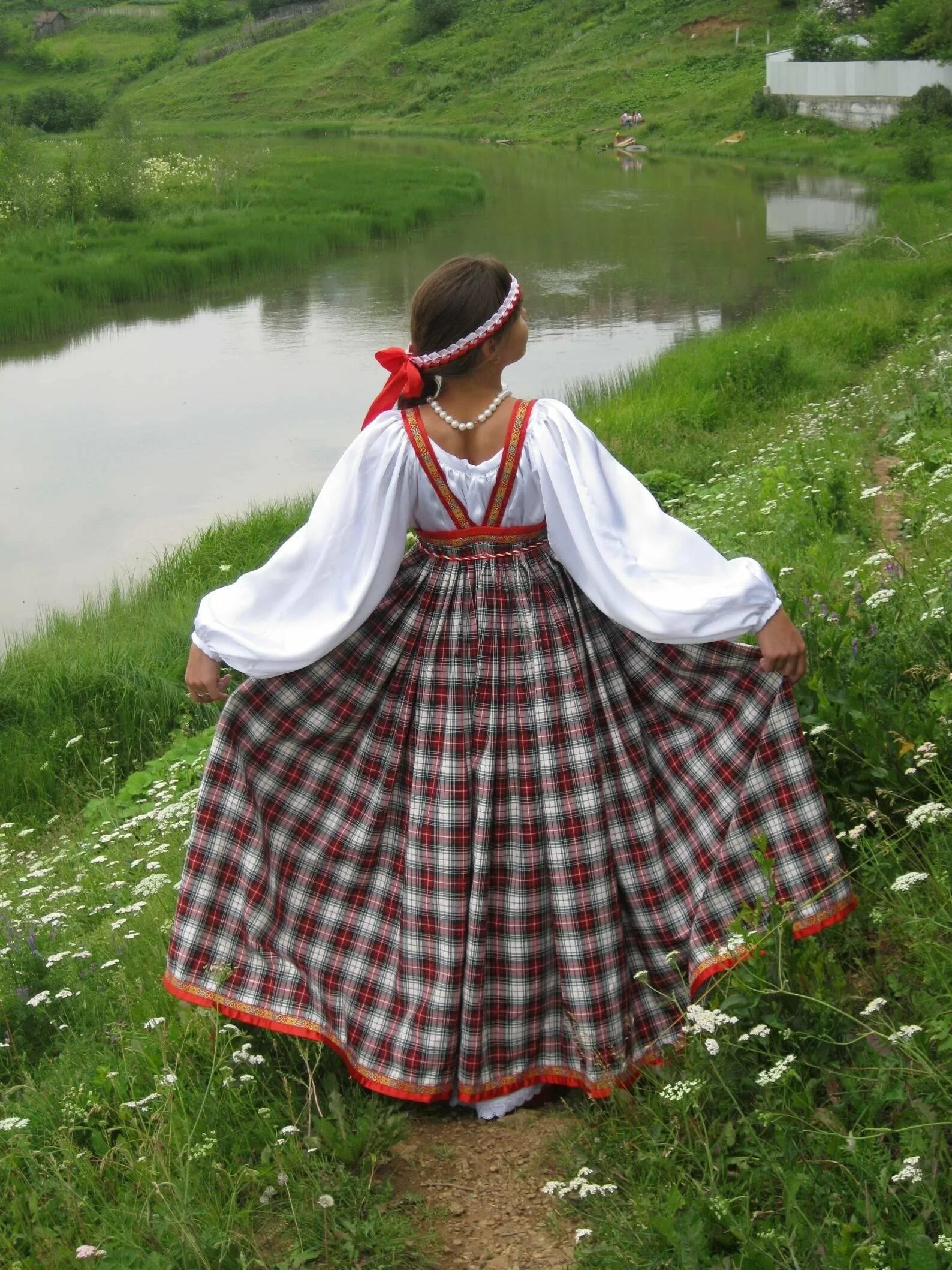 Сарафан розовый с вышивкой. Сарафан из хлопкового шитья. Детское платье с яблоками. Сарафан работает. Сарафан цвета фуксия.