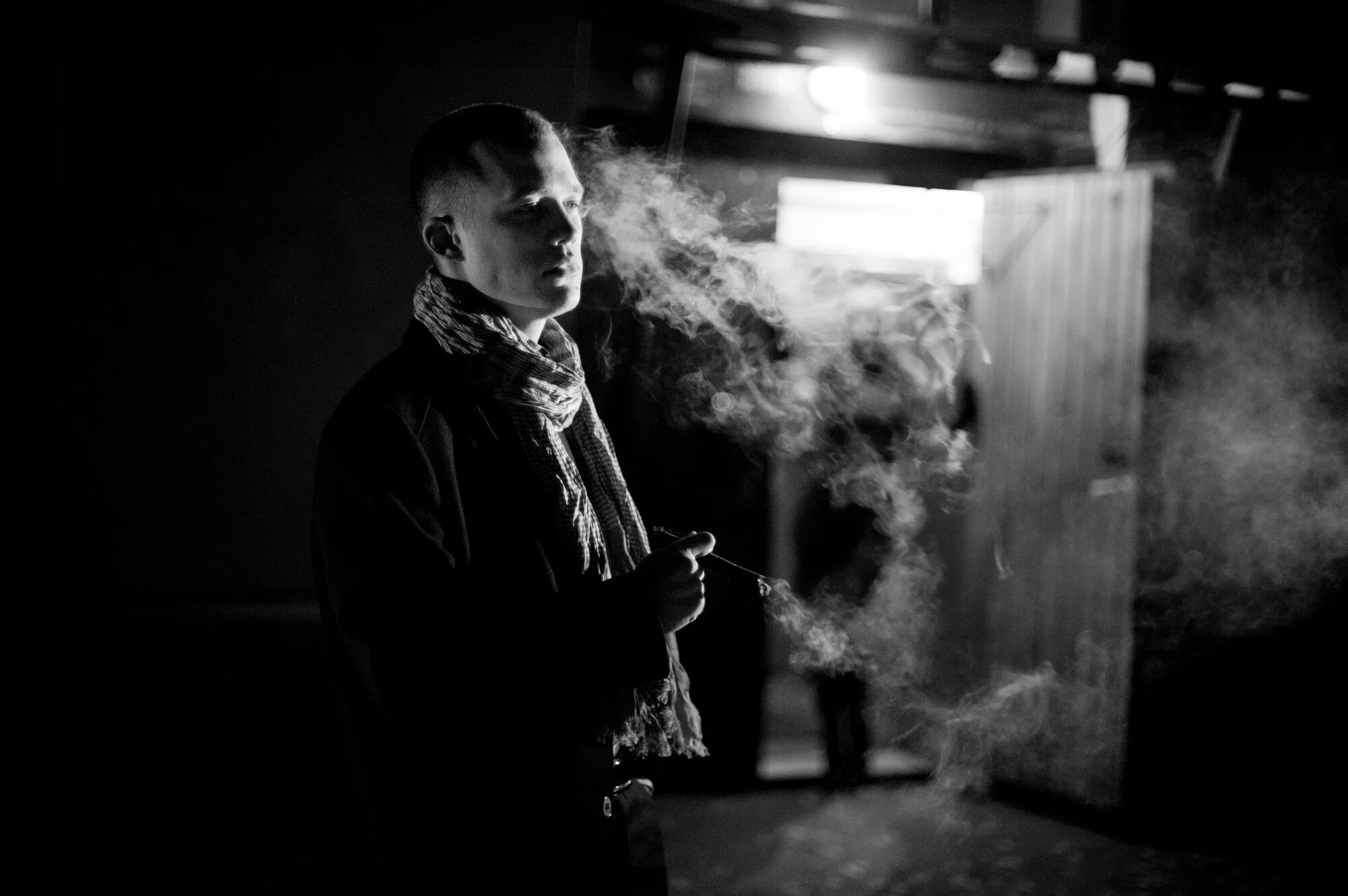 Пошло по комнате дымок. Парень с сигаретой в темноте. Пацаны курят. Одинокий парень с сигаретой. Парень курит на улице.