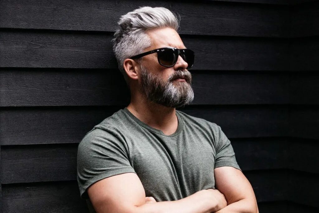 Мужские стрижки седые волосы. Лукас 2020 седые волосы. Парень с седыми волосами. Раннее поседение волос у мужчин. Седина у мужчин.