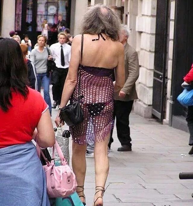 Странно хожу. Штаны обосратушки. Странные люди в метро спб. Приколы в метро спб. Нелепо одетые девушки.