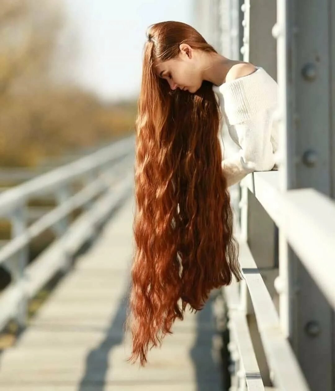 Длинные рыжие волосы. Красивые длинные рыжие волосы. Девушка с длинными рыжими волосами. Густые волосы.