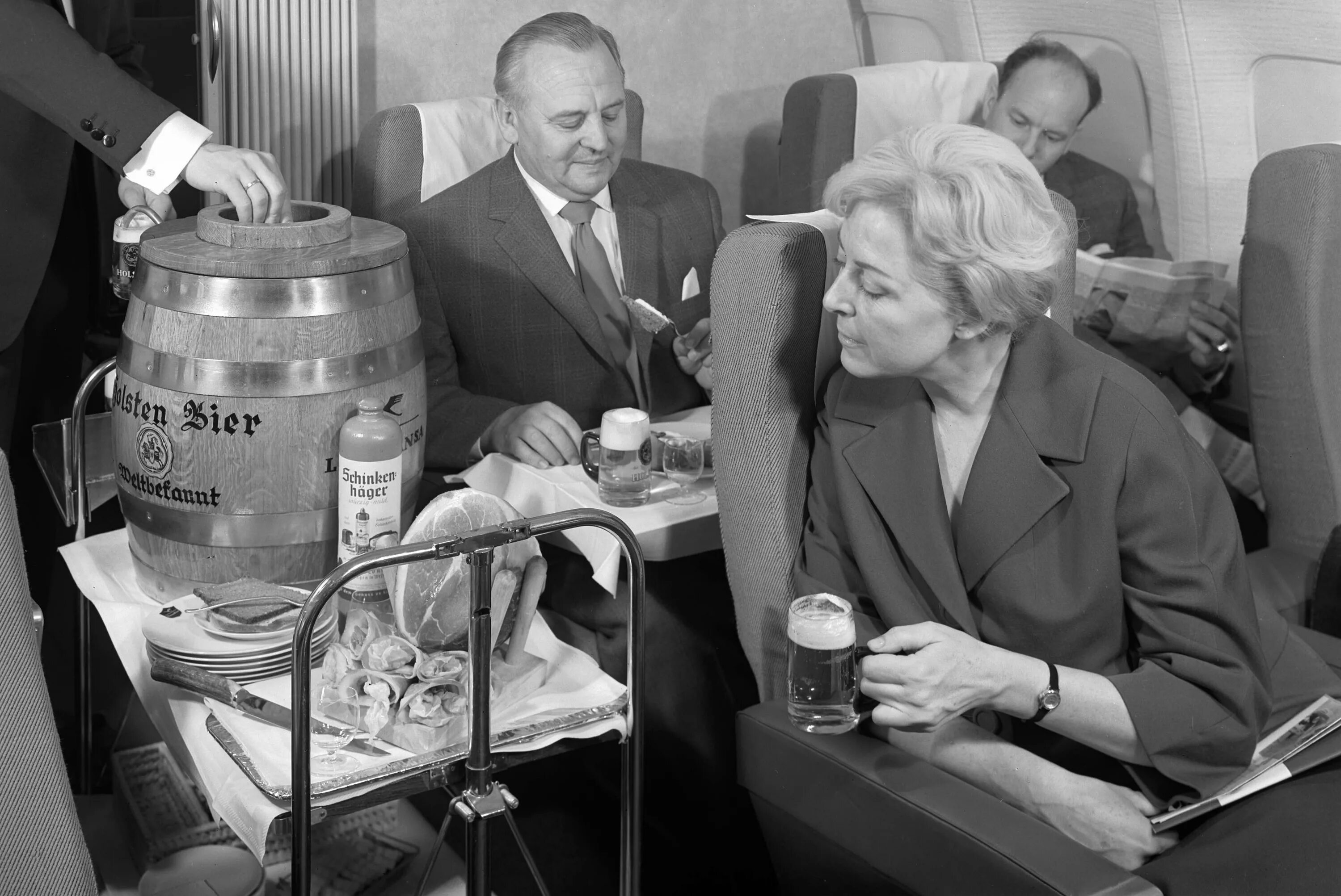 Бочковое пиво в самолетах Lufthansa. Пиво 1960. 60 Е пиво. Only serve