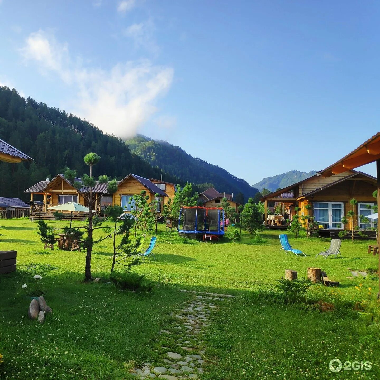 Где можно отдохнуть в горном алтае. Орлиное гнездо турбаза в горном алтае. Турбаза манжерок горный алтай. Турбаза расул горный алтай. Золотая бухта телецкое озеро.