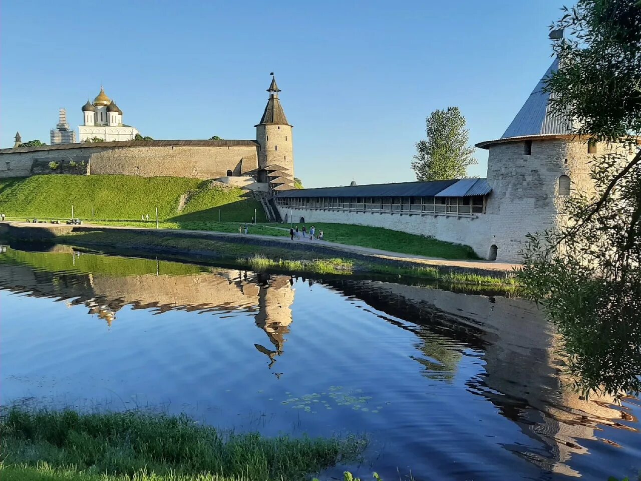 Пушгоры изборск. Псков экскурсии. Псков экскурсии из спб на 2 дня. Экскурсия в псков изборск печоры из спб на 2 день. Экскурсия в псков из санкт-петербурга.