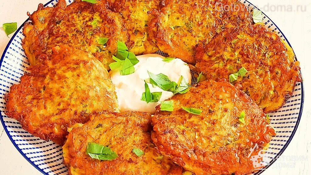 Кабачковые оладьи с сыром и чесноком. Фаршированные кабачки фаршем на сковородке. Котлеты с кабачком и фаршем. Оладушки из кабачков с фаршем. Оладьи из кабачков калорийность.