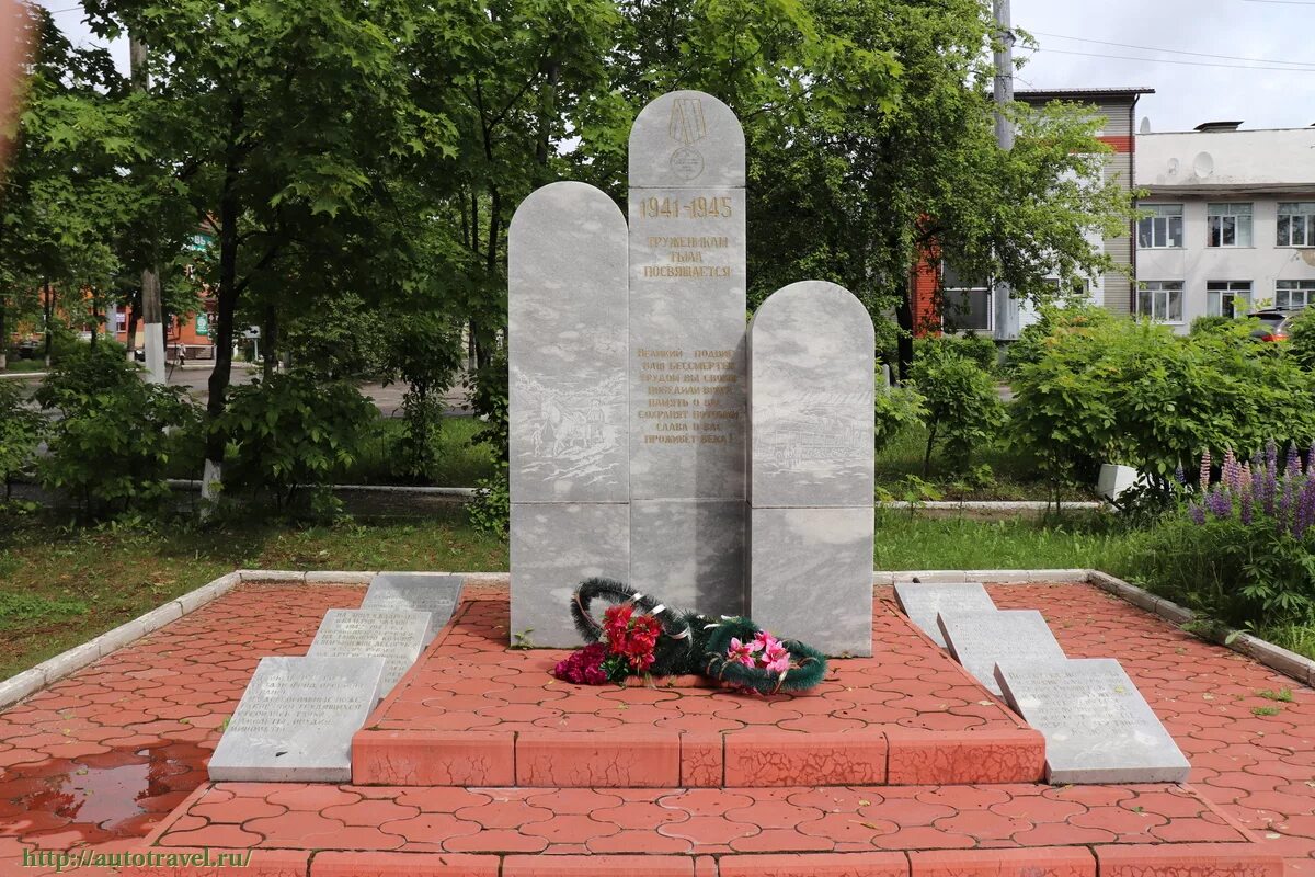 Сквер поколений шарья. Сквер трех поколений шарья. Николаевский храм шарья. Достопримечательности шарьи. Мемориальный комплекс шарья.