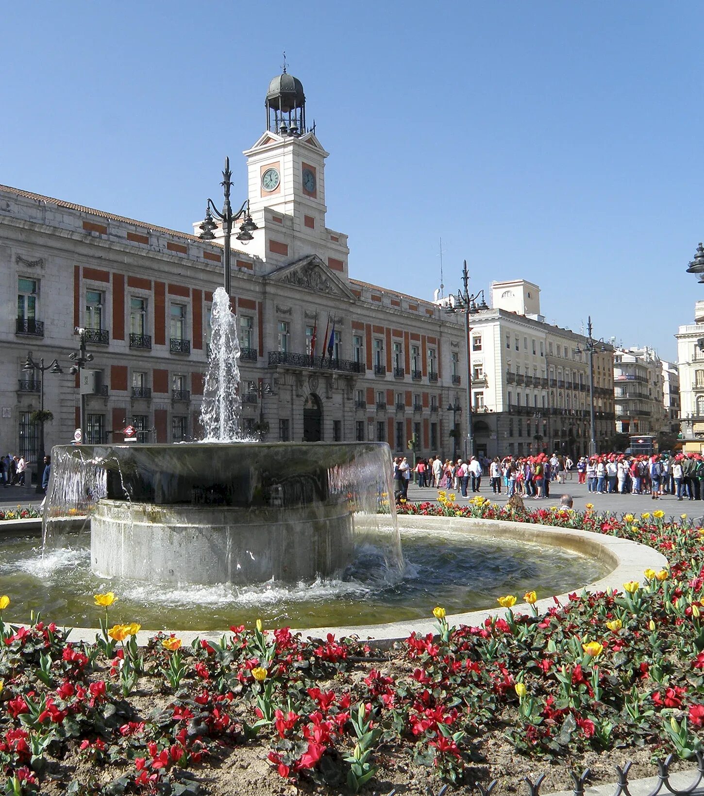 Мадрида на площади пуэрта-дель-соль (puerta del sol). Плаза де соль мадрид. Площадь пуэрта-дель-соль. Площадь пуэрта-дель-соль. Площадь puerta del sol.