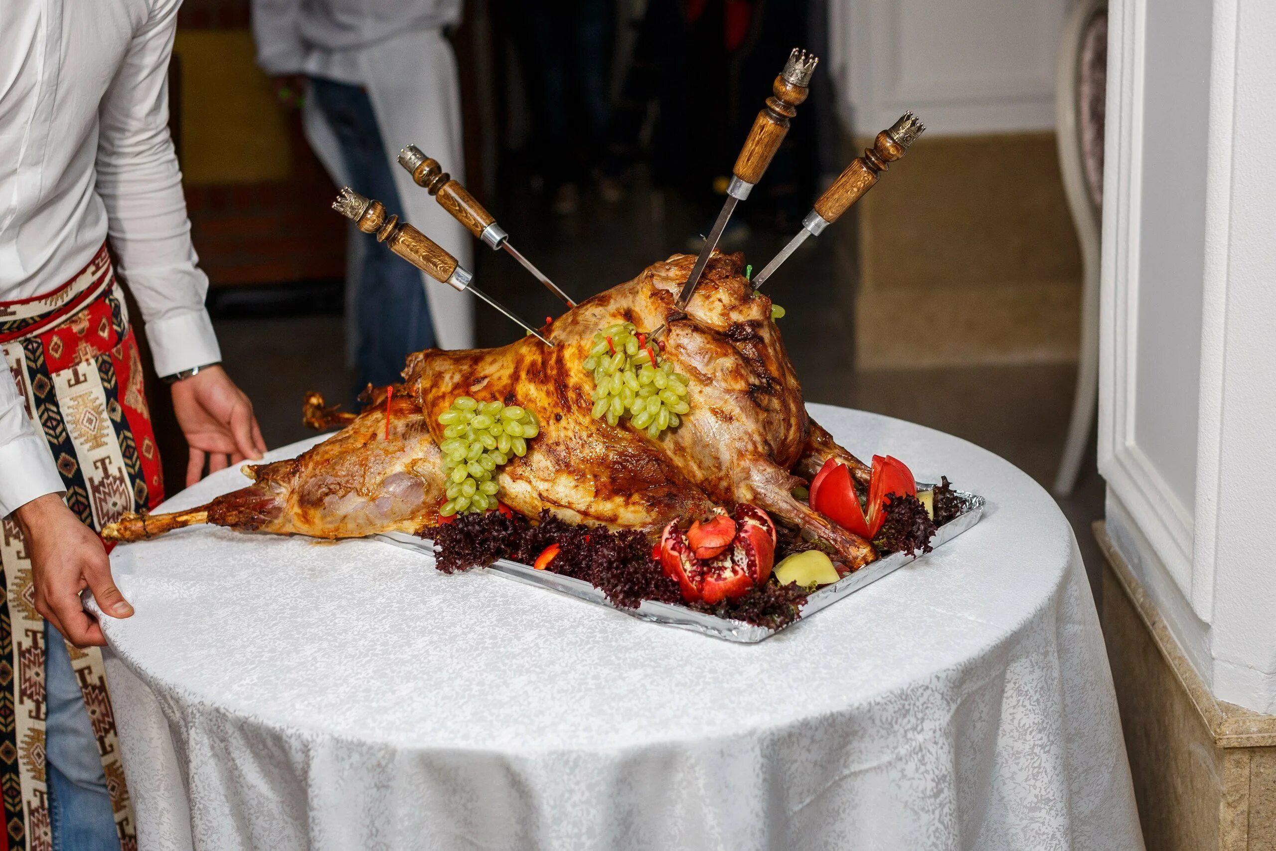 Ресторан армянской кухни. Банкетные блюда в ресторанах. Армянский новогодний стол. Национальная еда Армении. Ресторан традиционной кухни