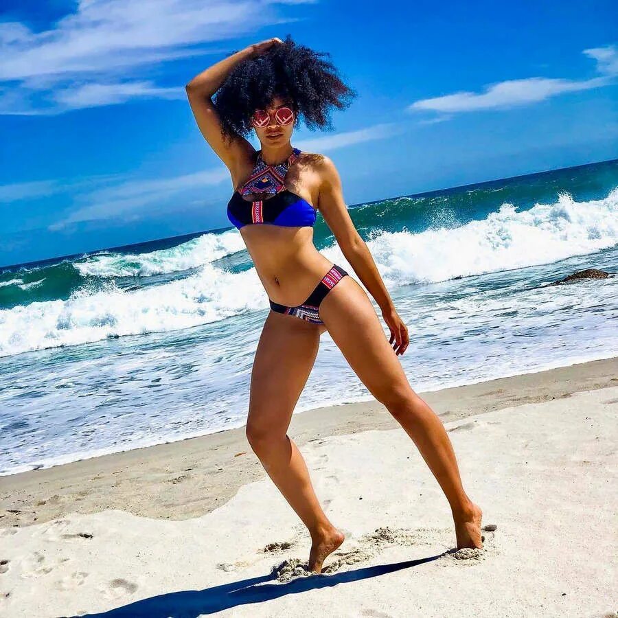 Сколько лет перл. Pearl thusi. перл туси актриса. перл туси hot. pearl thusi в купальнике.