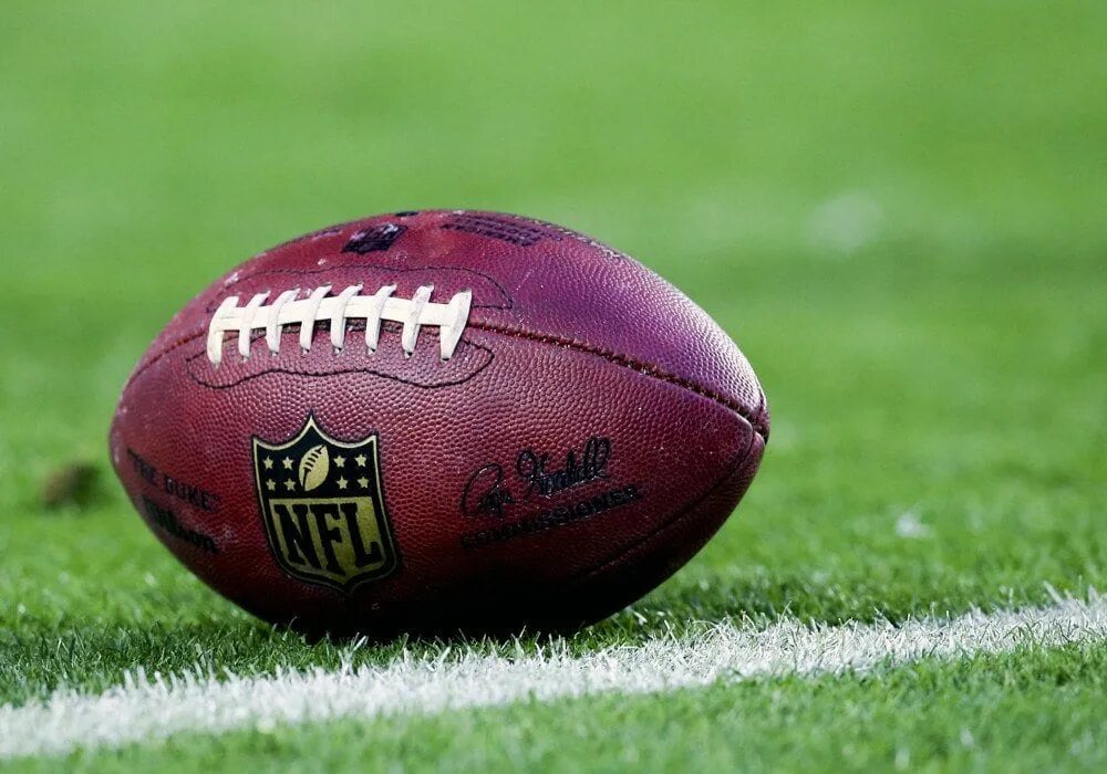 NFL мяч. Мяч NFL 2015 футбол. Мяч для NFL В руках. NFL мяч с крутыми очками.