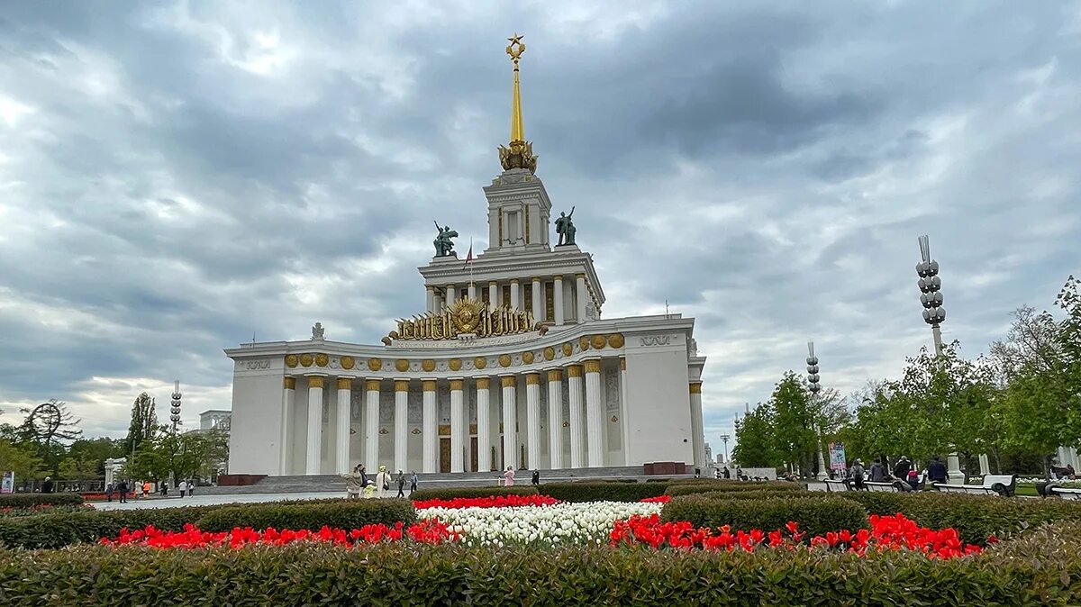 ВДНХ В субботу. ВДНХ В Москве выставка. Экскурсия по выставке Россия на ВДНХ. Дворец госуслуг на ВДНХ.