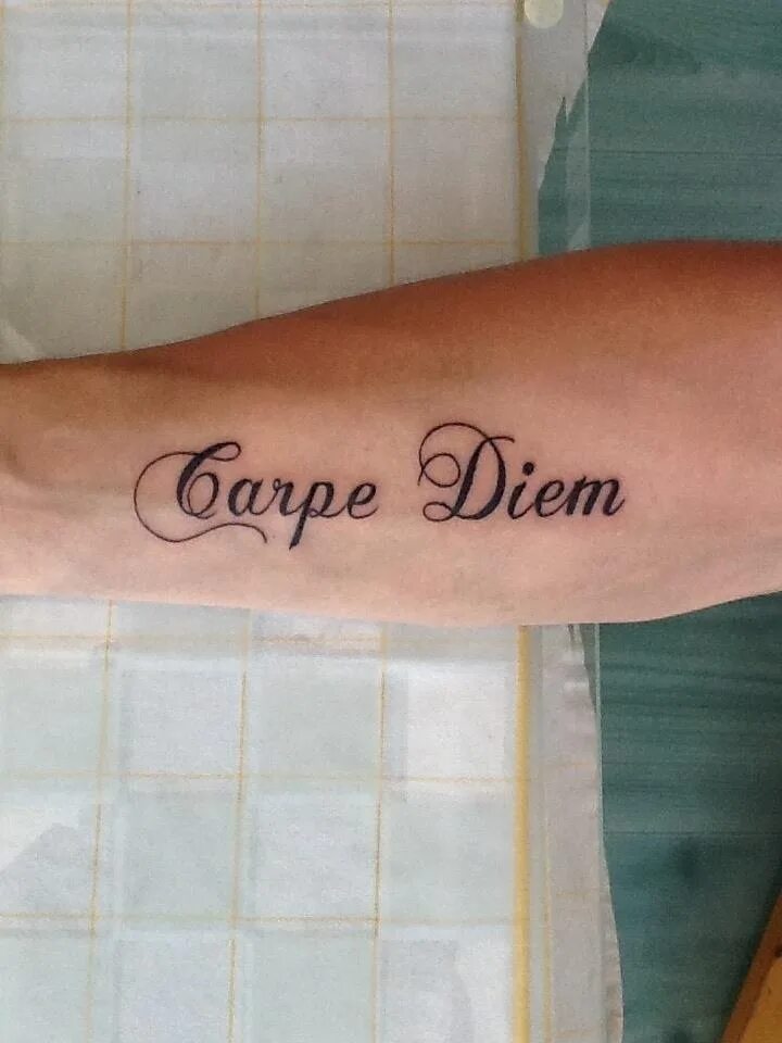 carpe diem tattoo Tendencias de tatuajes, Tipo de tatuaje y Tatuajes con signifi