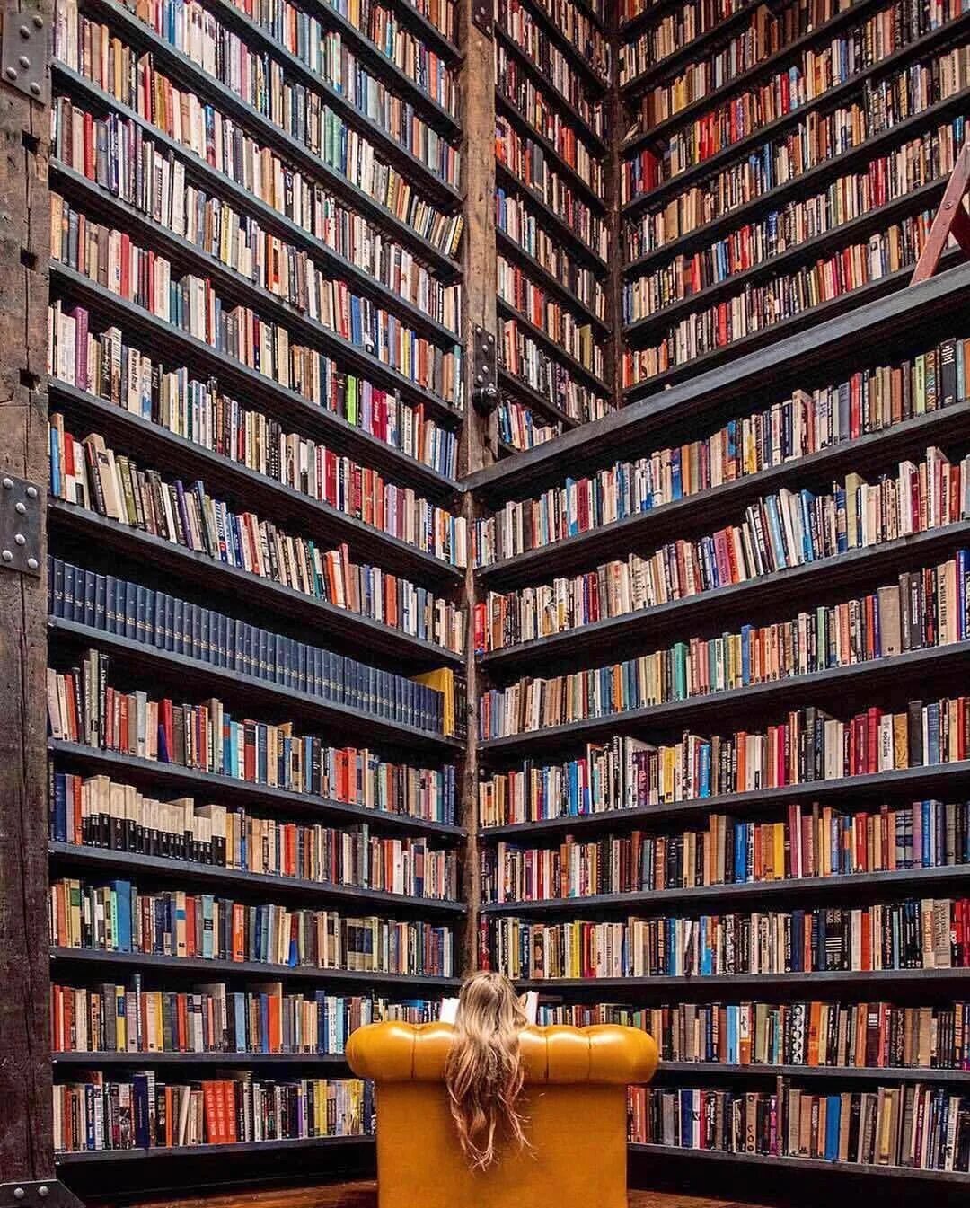 Много книг 2. Очень много книг. книга библиотека. книжная библиотека. огромные полки с книгами.
