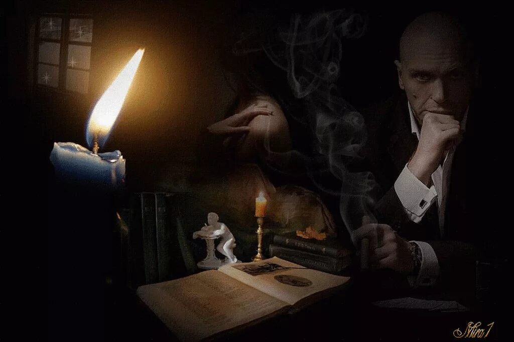 Тихо вечер догорает. Человек со свечой. Мужчина со свечкой. Свеча на столе. Поэт ночью.