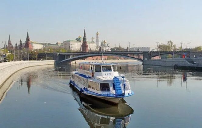 Теплоходная прогулка по москве реке. Москва теплоход кремль. Речные трамвайчики рэдиссон. Прогулка москва река речной трамвай. Прогулка на теплоходе по москве реке 2022.
