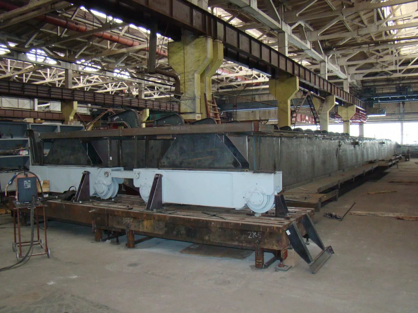 формовка балка жби 1бсд18. изготовление мостовых кранов. линии по производству мостовых балок. производство мостовых. производство мостовых.