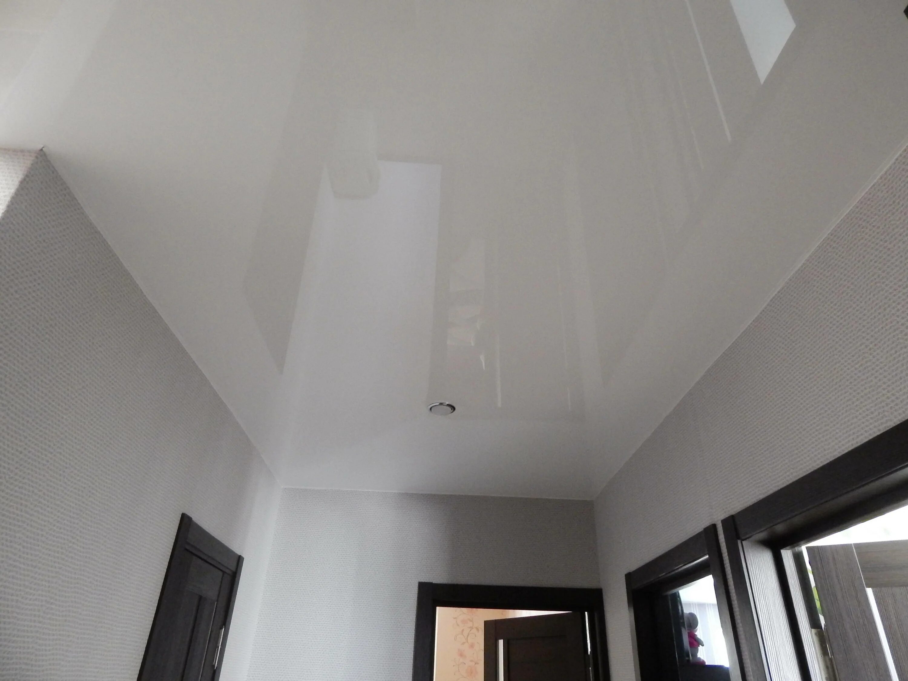 Глянцевый натяжной потолок. Глянцевые потолки. Натяжной потолок белый глянец. Натяжной потолок глянец.