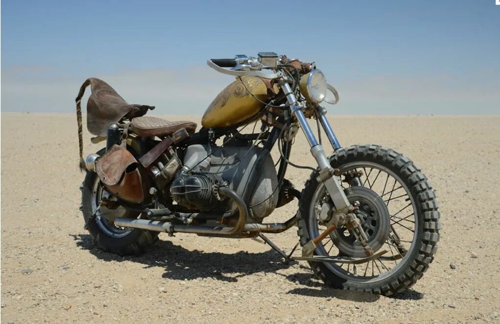 Мотоциклы апокалипсиса фото Triumph desert-sled doomsday Corredores de bicicleta cafetería, Motos clasicas,